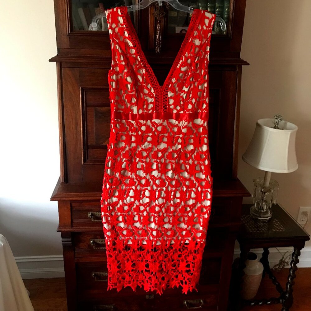 RED LACE CUTWORK OVER TAN LINING VNECK SLEEVELESS KNEE LENGTH  DRESS  SIZE XL